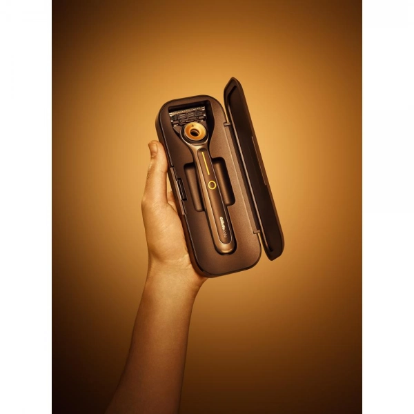 Бритвенный станок Gillette Labs Heated Razor + 2 кассеты + футляр с подзарядкой