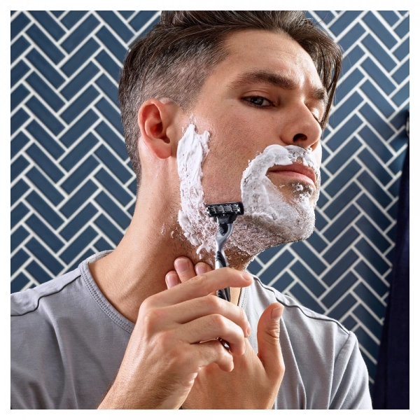 Подарочный набор Gillette Mach3 Turbo с гелем для бритья Gillette Sensetive