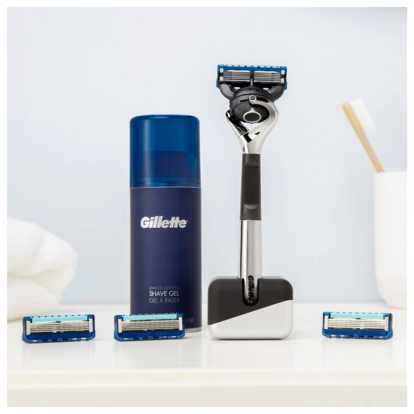 Подарочный набор Gillette Fusion5 ProGlide ограниченная серия с хромированной ручкой (бритва+4кас+гель+подставка)