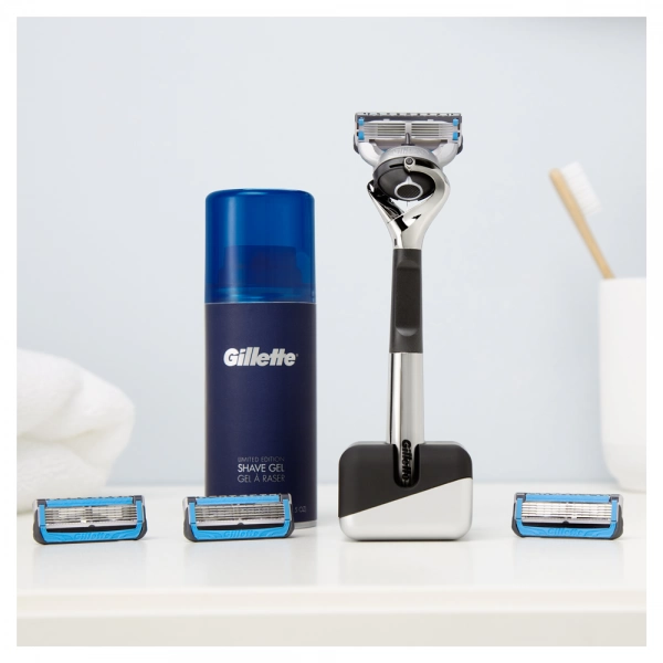 Подарочный набор Gillette Fusion5 ProShield Chill Premium Edition (бритва+3кас+гель+подставка)