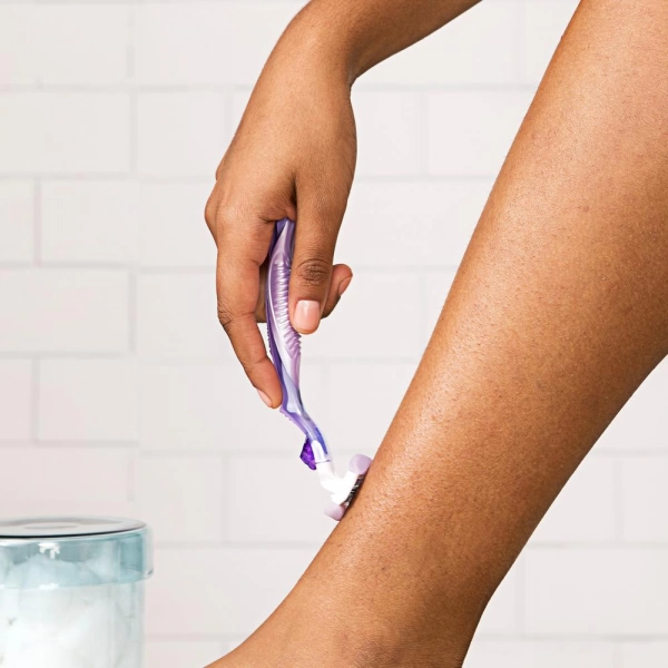 Подарочный набор с женской бритвой Gillette Venus Comfort Glide с чехлом для хранения